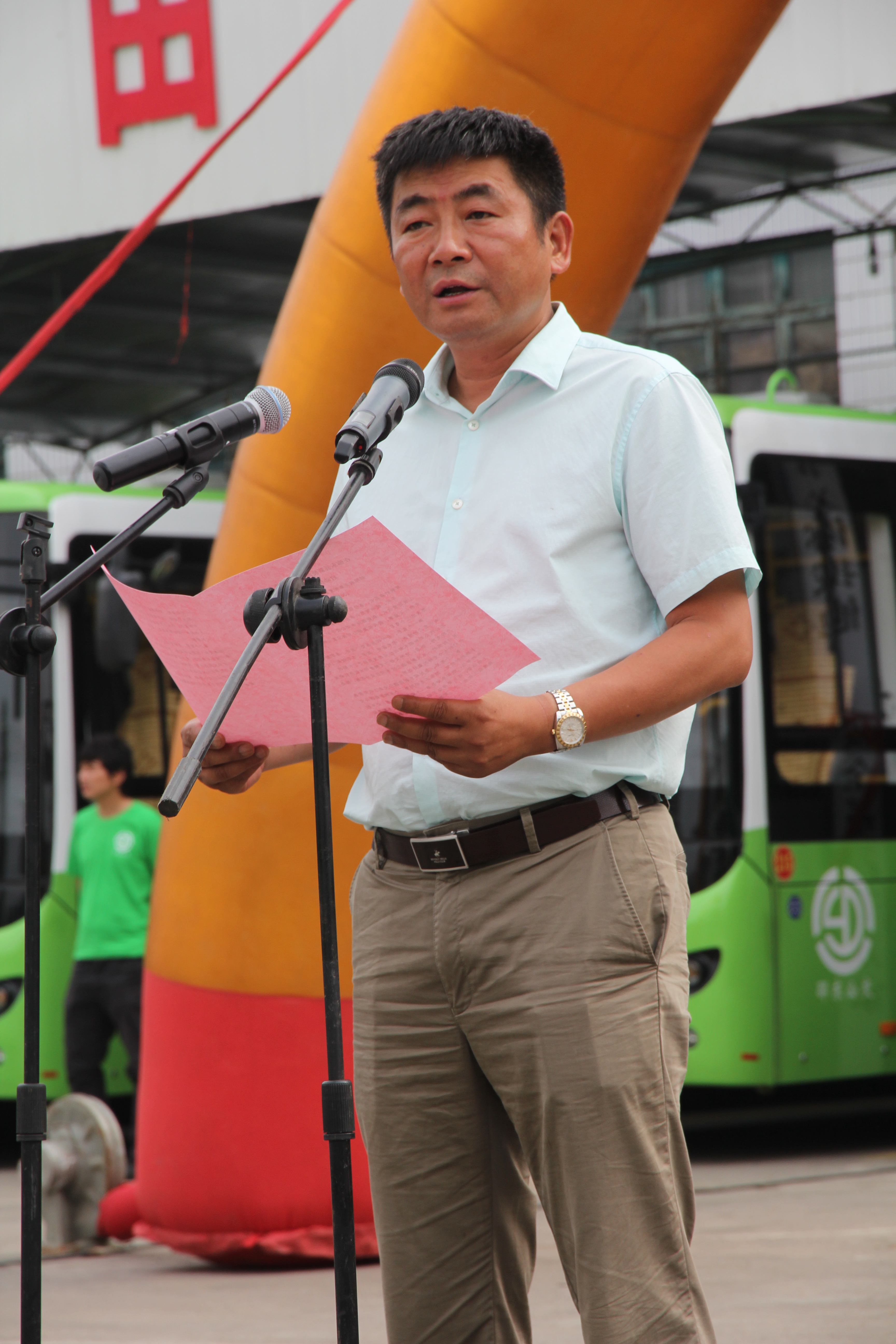 圖為純電動公交車整裝待發(fā)。圖為市民在試乘純電動公交車