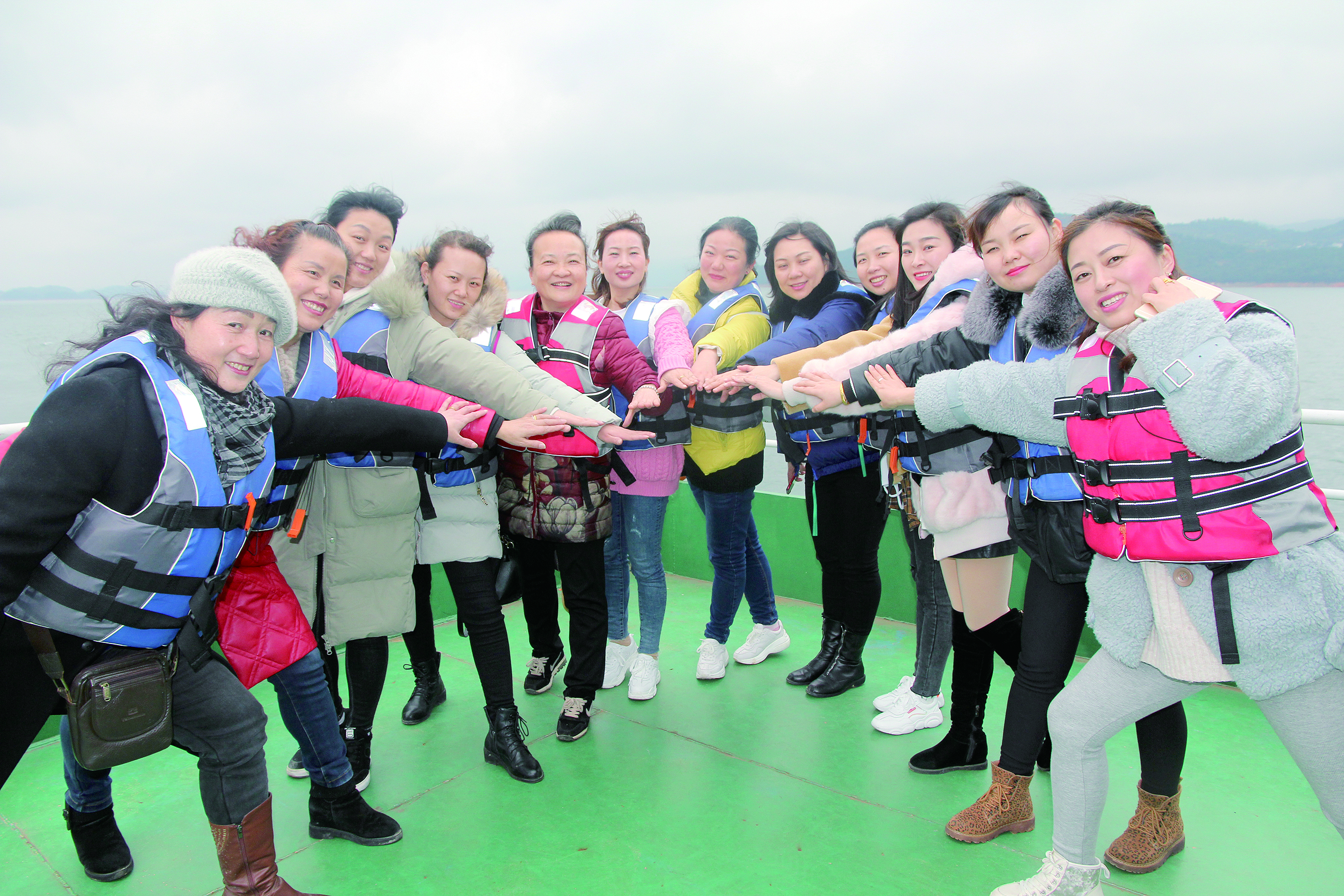 圖為女員工們?cè)谑难裕骸拔覟樯坳栂孢\(yùn)加油，我與邵陽湘運(yùn)共存?！? 李高雄  攝影報(bào)道