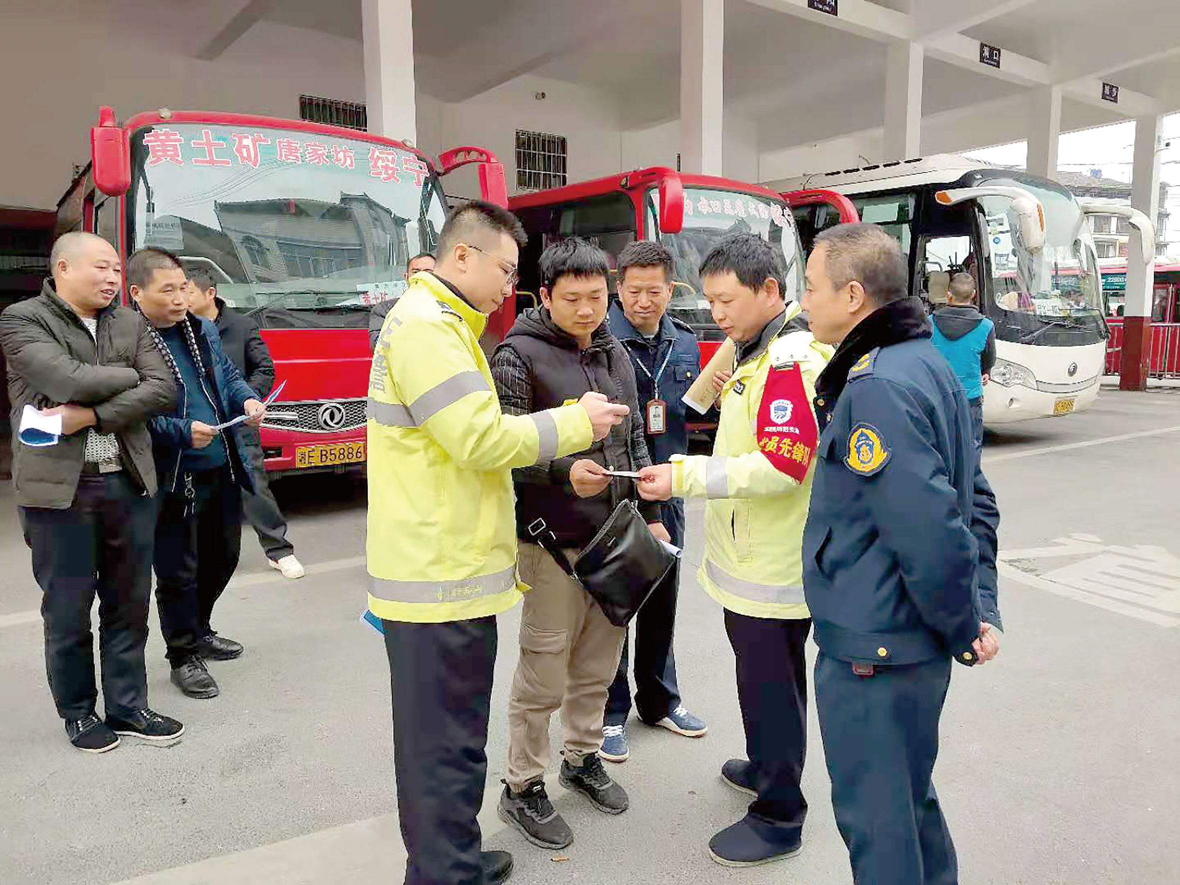 12月2日是全國交通安全日。當(dāng)天上午10時，綏寧分公司汽車總站舉行“知危險會避險、安全文明出行——關(guān)注農(nóng)村交通安全、暢行美麗鄉(xiāng)村”122交通安全日主題宣傳活動。 ? 此活動用生動的事例教育廣大從業(yè)人員樹立美麗鄉(xiāng)村安全暢行責(zé)任意識、服務(wù)意識，進(jìn)一步增強(qiáng)廣大從業(yè)人員安全事故的防范意識、辨別意識，緊急避險應(yīng)急處理方法。 省高速交警綏寧大隊、綏寧縣運(yùn)管所等負(fù)責(zé)人到活動現(xiàn)場進(jìn)行指導(dǎo)。  劉永松